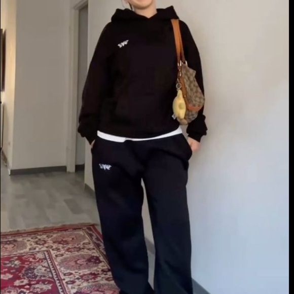 Nike Black Hoodie Sweater - Picture 1 of 1